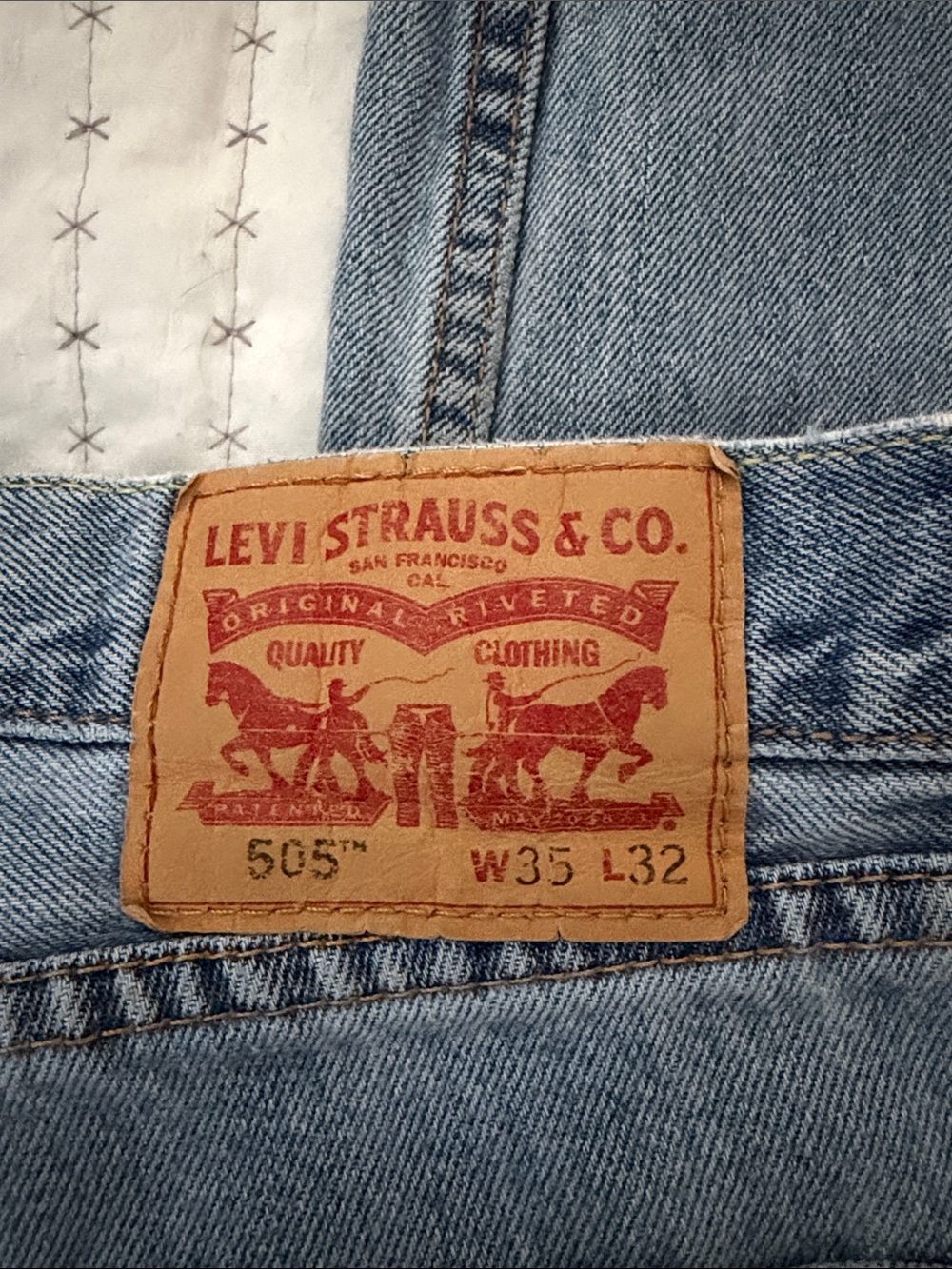 Levi's Light Blue Denim Jeans with Tan Leather Patch 35x32 - Picture 2 of 9